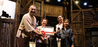 Pamucak Sahili'nde İlk Tiyatro Oyunu:   'Bir Baba Hamlet'