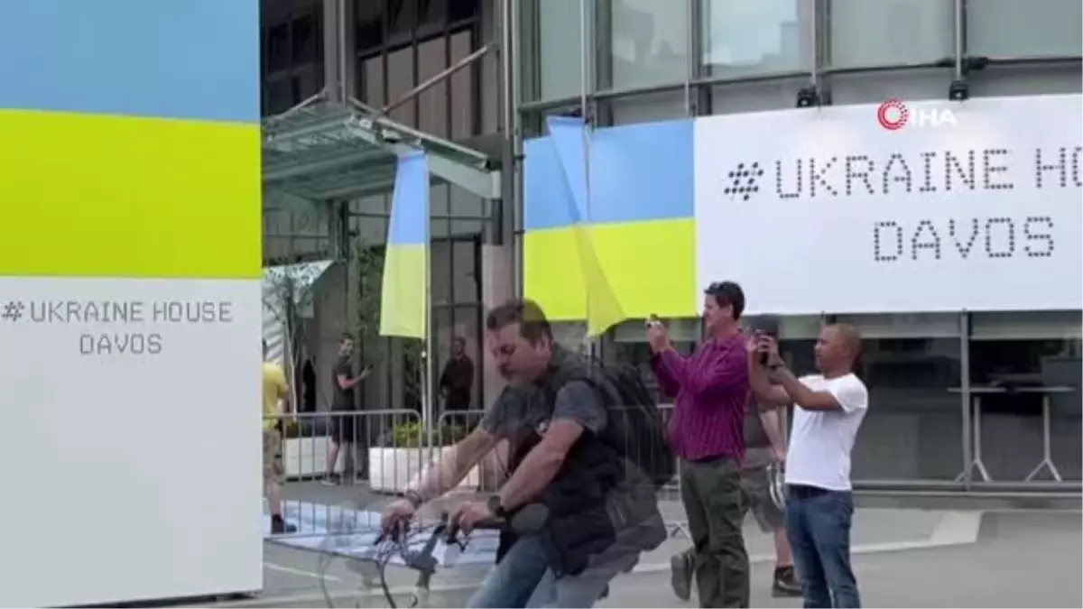 Ülkeler ve uluslararası şirketler, Davos'u reklam alanına çevirdi'Rus Savaş Suçları Evi' dikkat çekti