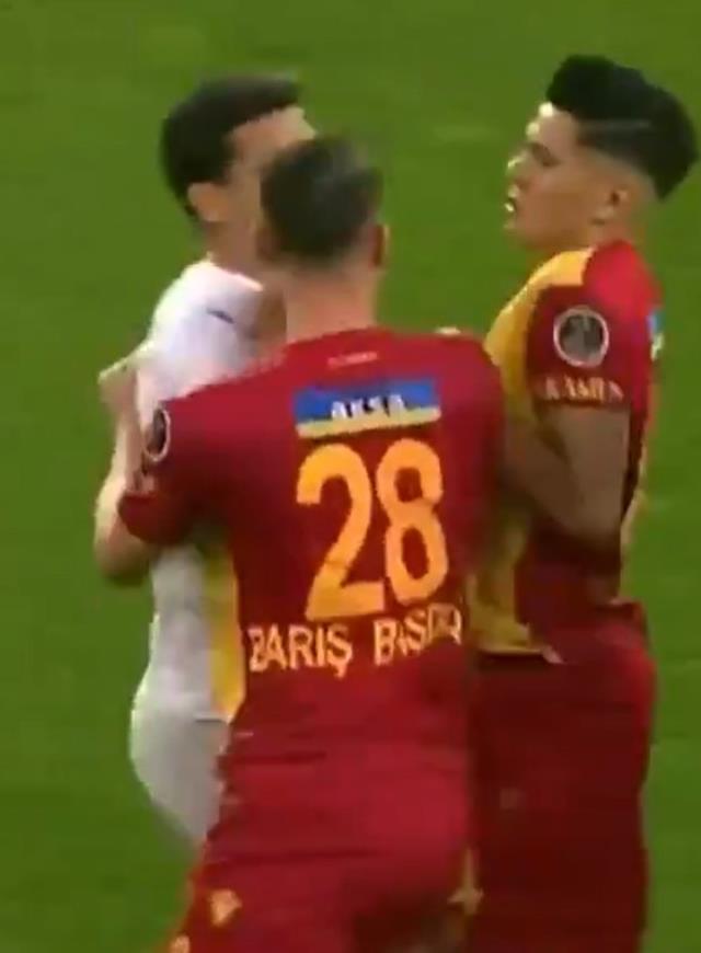 Yeni Malatya-Fenerbahçe maçında ortalık karıştı! Çılgına dönen futbolcu, Mert Hakan Yandaş'a saldırdı Yeni Malatya-Fenerbahçe maçında ortalık karıştı! Çılgına dönen futbolcu, Mert Hakan Yandaş'a saldırdı