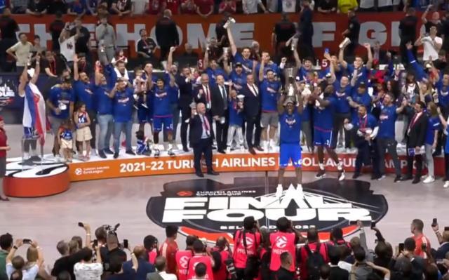 Anadolu Efes kaptanı Doğuş Balbay'dan kupa törenine damga vuran hareket! Spiker bile şaştı kaldı Anadolu Efes kaptanı Doğuş Balbay'dan kupa törenine damga vuran hareket! Spiker bile şaştı kaldı