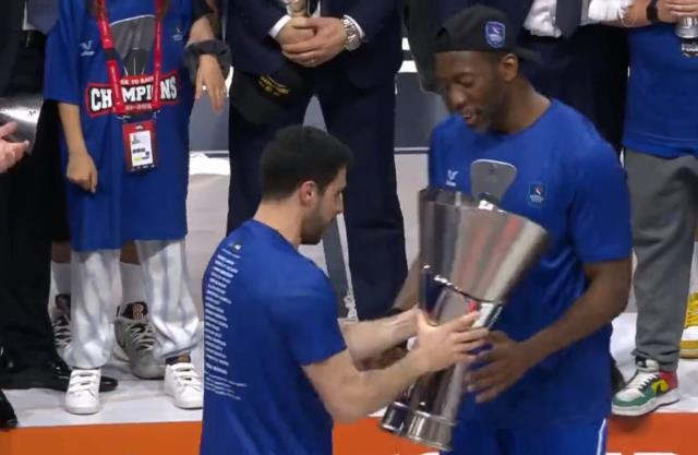 Anadolu Efes kaptanı Doğuş Balbay'dan kupa törenine damga vuran hareket! Spiker bile şaştı kaldı Anadolu Efes kaptanı Doğuş Balbay'dan kupa törenine damga vuran hareket! Spiker bile şaştı kaldı