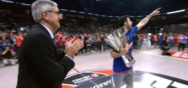 Anadolu Efes kaptanı Doğuş Balbay'dan kupa törenine damga vuran hareket! Spiker bile şaştı kaldı Anadolu Efes kaptanı Doğuş Balbay'dan kupa törenine damga vuran hareket! Spiker bile şaştı kaldı