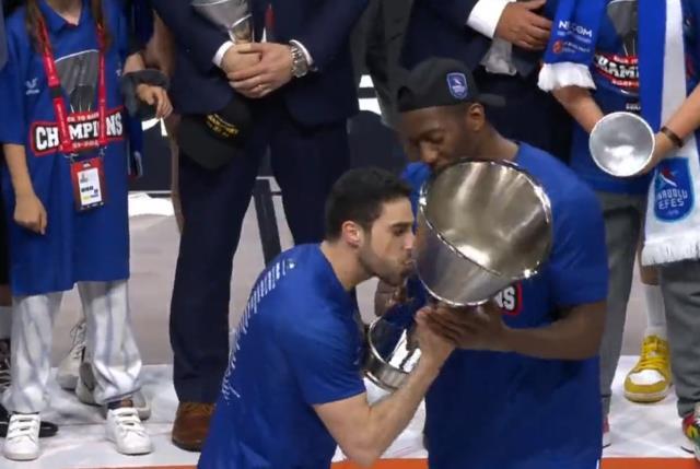 Anadolu Efes kaptanı Doğuş Balbay'dan kupa törenine damga vuran hareket! Spiker bile şaştı kaldı Anadolu Efes kaptanı Doğuş Balbay'dan kupa törenine damga vuran hareket! Spiker bile şaştı kaldı
