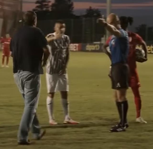 Çıldıran başkan penaltı atılacakken sahaya girdi! Sonrasında yaşananların tarihte örneği yok