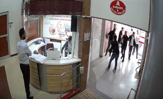 Hastanede korku dolu anlar! Öfkeli baba ambulans şoförünü bıçakla yaraladı