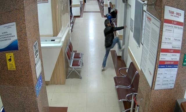 Hastanede korku dolu anlar! Öfkeli baba ambulans şoförünü bıçakla yaraladı