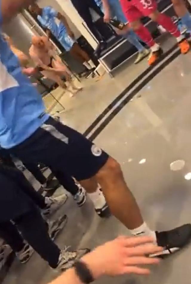 Şampiyonluğu gölgede bıraktı! Sadece külotuyla kalan Pep Guardiola'dan soyunma odasında olay kutlama Şampiyonluğu gölgede bıraktı! Sadece külotuyla kalan Pep Guardiola'dan soyunma odasında olay kutlama