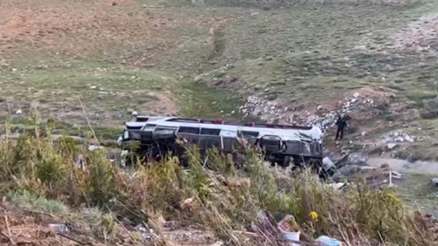 Son Dakika: Niğde'de üniversite öğrencilerini taşıyan otobüs devrildi! 2 kişi öldü, 42 kişi yaralandı