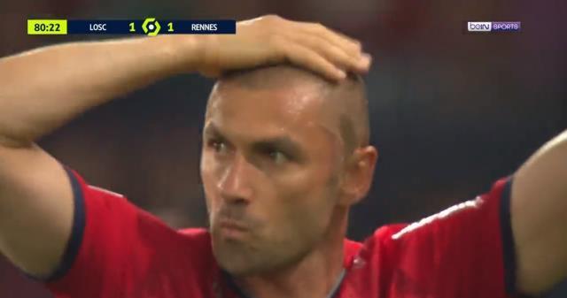 Tabelada numarası yandı, stat yıkıldı! Burak Yılmaz kafasının üstüne vura vura oyundan çıktı Tabelada numarası yandı, stat yıkıldı! Burak Yılmaz kafasının üstüne vura vura oyundan çıktı