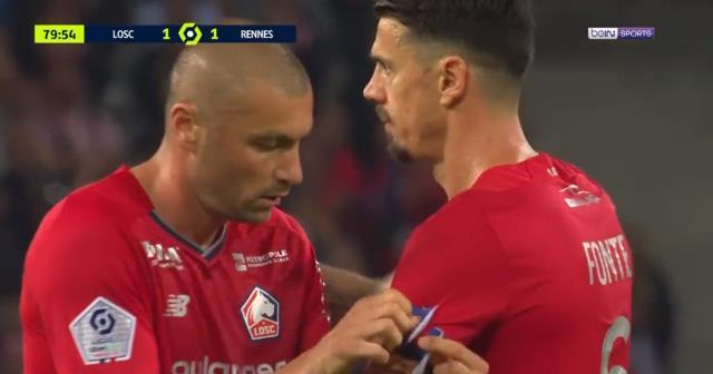 Tabelada numarası yandı, stat yıkıldı! Burak Yılmaz kafasının üstüne vura vura oyundan çıktı Tabelada numarası yandı, stat yıkıldı! Burak Yılmaz kafasının üstüne vura vura oyundan çıktı