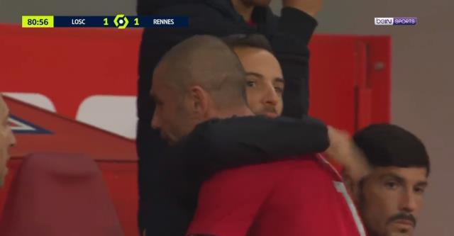 Tabelada numarası yandı, stat yıkıldı! Burak Yılmaz kafasının üstüne vura vura oyundan çıktı Tabelada numarası yandı, stat yıkıldı! Burak Yılmaz kafasının üstüne vura vura oyundan çıktı