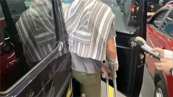 Barbaroslar Akdeniz'in Kılıcı dizisinden ayrılan Engin Altan Düzyatan koltuk değneğiyle görüntülendi