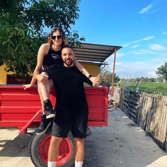 Aşka gelen eski Survivor yarışmacısı Sercan Yıldırım, eşiyle öpüşme pozunu paylaştı