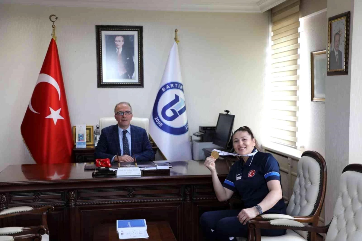 BARÜ mezunu Dünya Şampiyonu Şennur Demir, Rektör Uzun'u ziyaret etti