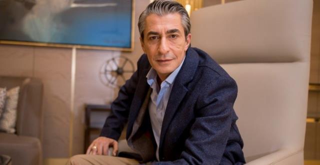 Cannes Film Festivali'ne giden Erkan Petekkaya, telefonunu çalan hırsızı yakalayıp polis teslim etti