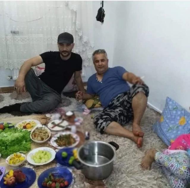 CHP mitinginde yırtık terlik sallayan Nusret Güllü'yü zora sokacak fotoğraflar ortaya çıktı CHP mitinginde yırtık terlik sallayan Nusret Güllü'yü zora sokacak fotoğraflar ortaya çıktı