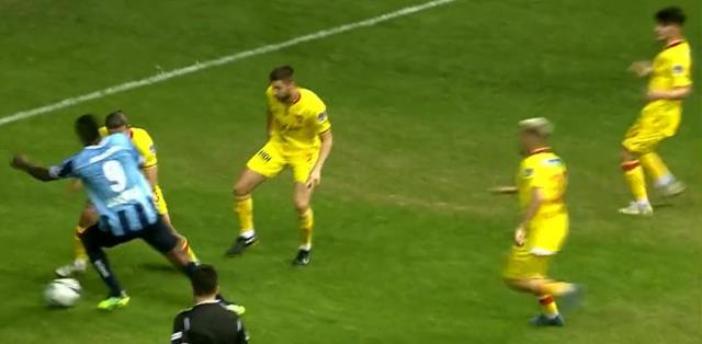 Dünya, Balotelli'nin golünü konuşuyor! Alex de Souza'dan sonra bir ilki başardı