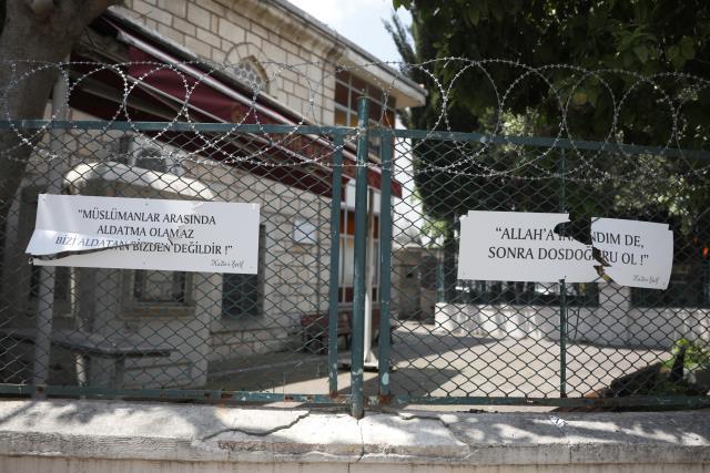 Fatih'te üzerlerinde Hadis-i Şerif yazan plakalar parçalandı