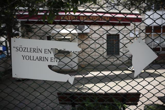 Fatih'te üzerlerinde Hadis-i Şerif yazan plakalar parçalandı