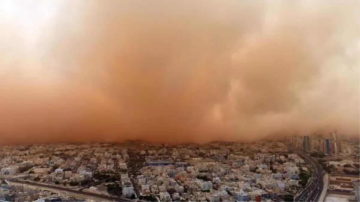 Kuveyt'i kum fırtınası vurdu! Uçuşlar askıya alındı, bu akşam oynanacak final maçı ertelendi