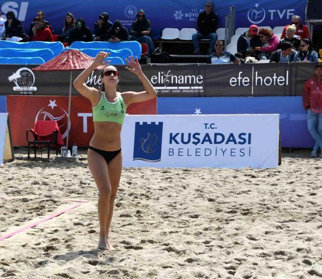 Plajda nefes kestiler! Tribünler güzelliğiyle büyülen kadın voleybolculardan gözünü alamadı Plajda nefes kestiler! Tribünler güzelliğiyle büyülen kadın voleybolculardan gözünü alamadı