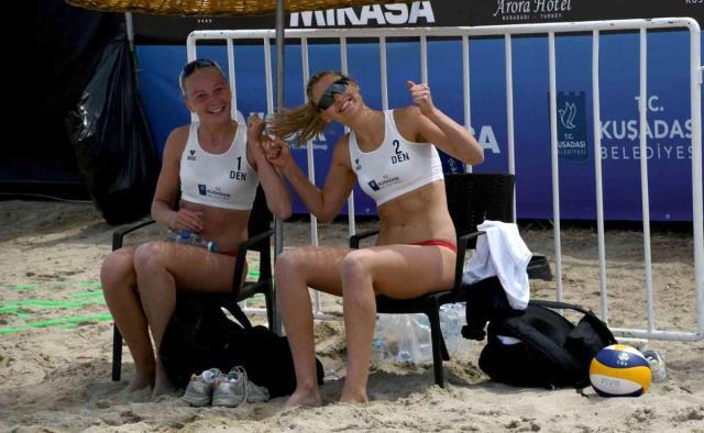 Plajda nefes kestiler! Tribünler güzelliğiyle büyülen kadın voleybolculardan gözünü alamadı Plajda nefes kestiler! Tribünler güzelliğiyle büyülen kadın voleybolculardan gözünü alamadı