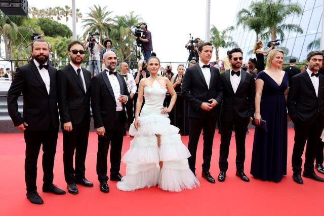 Cannes'da Göz Kamaştırdı! Kurak Günler'in oyuncusu Selin Yeninci, başarısıyla 8 dakika ayakta alkışlandı