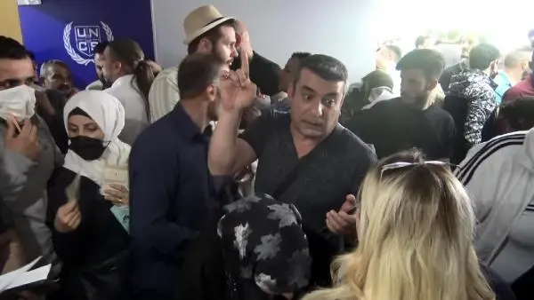 İstanbul'da göçmenlere Avrupa'da iş fırsatı sunan ofiste başvurular ücretsiz olunca izdiham oluştu