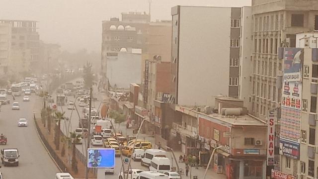 Irak'tan gelen kum fırtınası Şırnak'ta hayatı olumsuz etkiledi! Vatandaşlara 'Dışarı çıkmayın' uyarısı yapıldı Irak'tan gelen kum fırtınası Şırnak'ta hayatı olumsuz etkiledi! Vatandaşlara 'Dışarı çıkmayın' uyarısı yapıldı