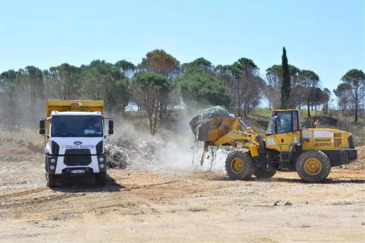 Manavgat'taki orman yangınında zarar gören alanlara dökülen molozlar kaldırılıyor