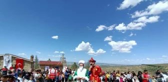 Türk Kızılay Kırıkkale Şubesi çocuklar ile bir araya gelerek Dinek dağında uçurtma şenliği düzenledi