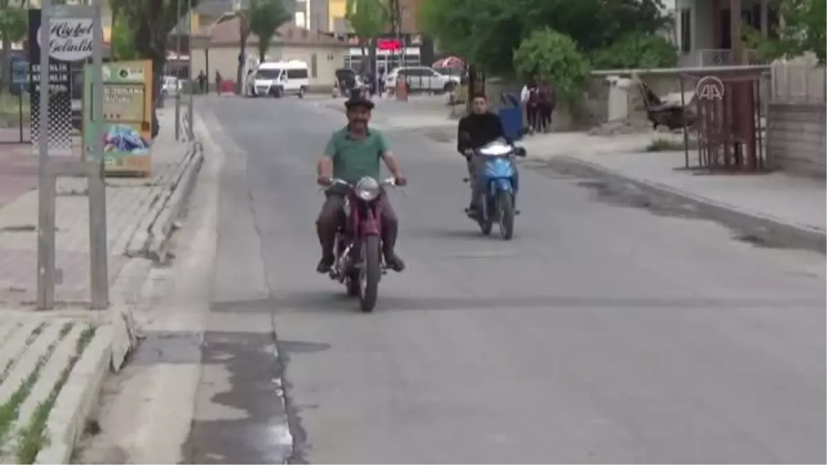 68 yıllık motosikletine gözü gibi bakıyor