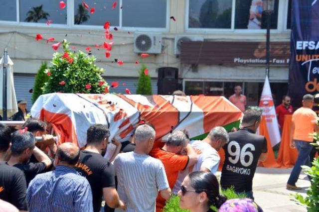 Adanaspor'un acı günü! Gözyaşları sel oldu, taraftarlar meşalelerle son yolculuğuna uğurladı Adanaspor'un acı günü! Gözyaşları sel oldu, taraftarlar meşalelerle son yolculuğuna uğurladı