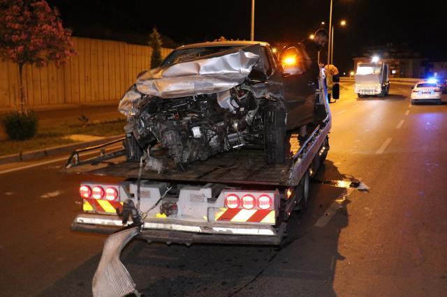 Antalya'da eşinin kaza yaptığını gören adam panikleyerek kendisi de kaza yaptı