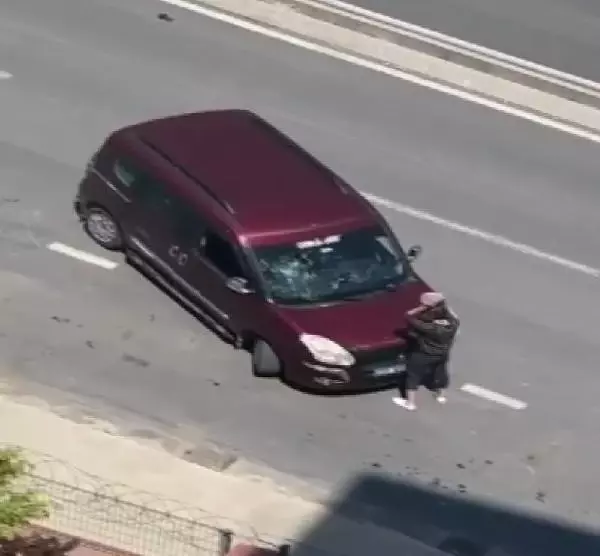 Kadın sürücü, kendi cipine çarpan aracı yol ortasında pert etti Kadın sürücü, kendi cipine çarpan aracı yol ortasında pert etti