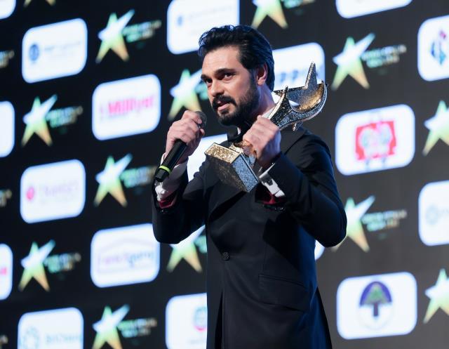 En İyi Dizi Çifti Ödülü'nü tek başına alan Halil İbrahim Ceyhan, partneri Sıla Türkoğlu'na gönderme yaptı