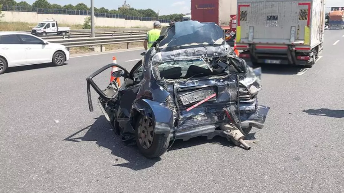 Otoyolda yavaşlayan otomobile kamyonet çarptı! Sürücü kağıt gibi ezilen araçtan yaralı çıktı