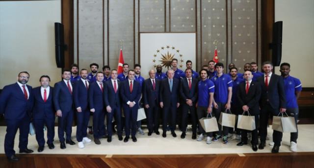 2 metre 22 santimlik Tibor Pleiss ile yan yana gelen Cumhurbaşkanı Erdoğan'ın şaşkınlığı yüz ifadesine yansıdı