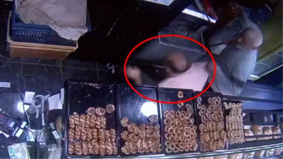 4 liralık simidi pahalı bulan vatandaş fırıncıyı darp etti! O anlar saniye saniye kamerada