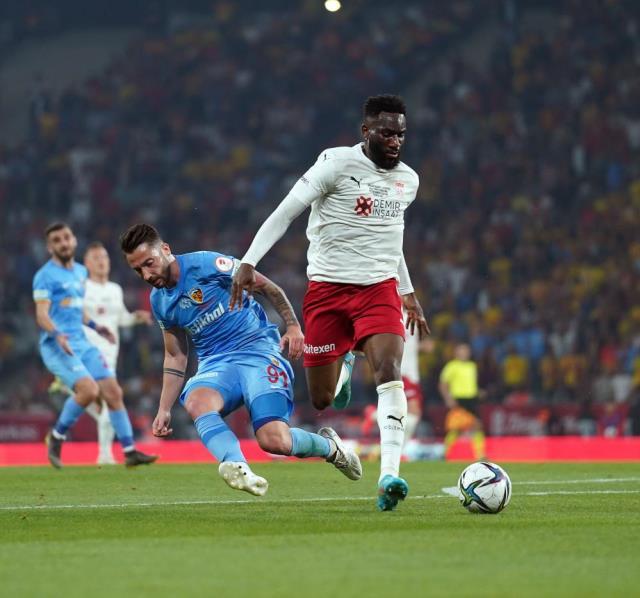 İstanbul'da nefes kesen çılgın final! Türkiye Kupası'nda şampiyon Sivasspor