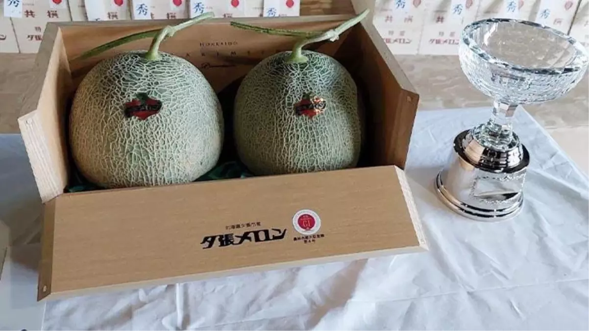 Japonya'daki açık artırmada 2 adet özel üretim kavun 387 bin liraya satıldı