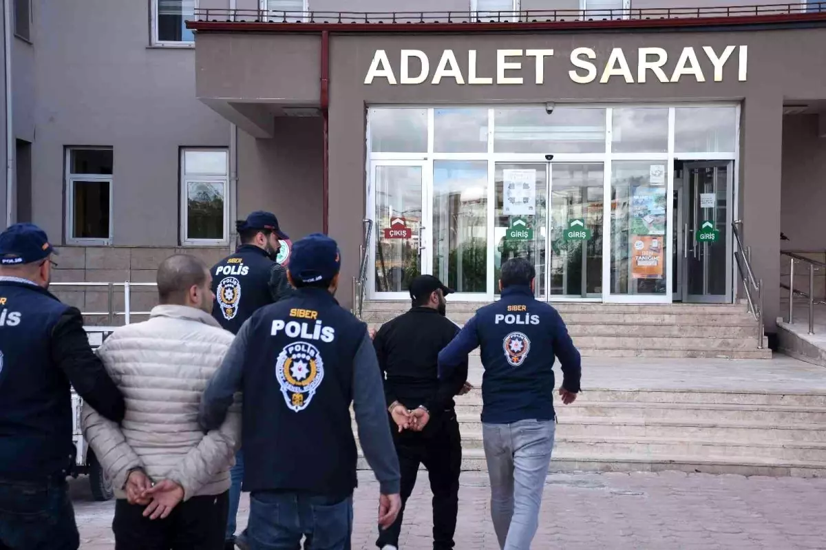 Sosyal medya dolandırıcıları tutuklandı