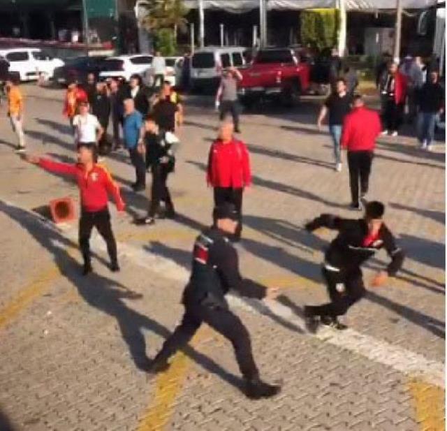 Türkiye Kupası finali öncesi ortalık savaş alanına döndü! Taraftarlar birbirine öldüresiye saldırdı