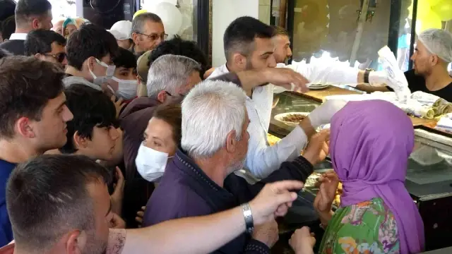 Açılışa özel 1 TL'ye satılan et döner izdihama neden oldu