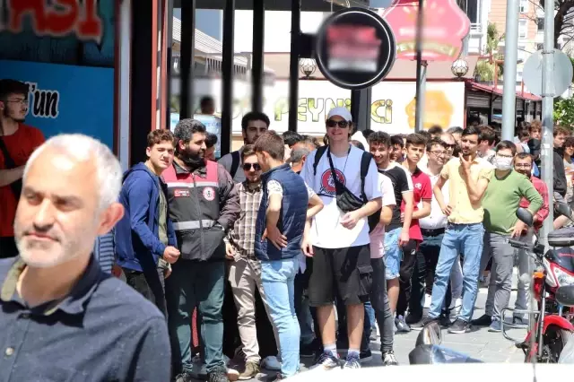 Açılışa özel 1 TL'ye satılan et döner izdihama neden oldu