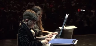 30 öğrenci 'Minik Parmakların Sesi ve Geleceğin Piyanistleri Piyano Resitali' adlı programda hünerlerini sergiledi