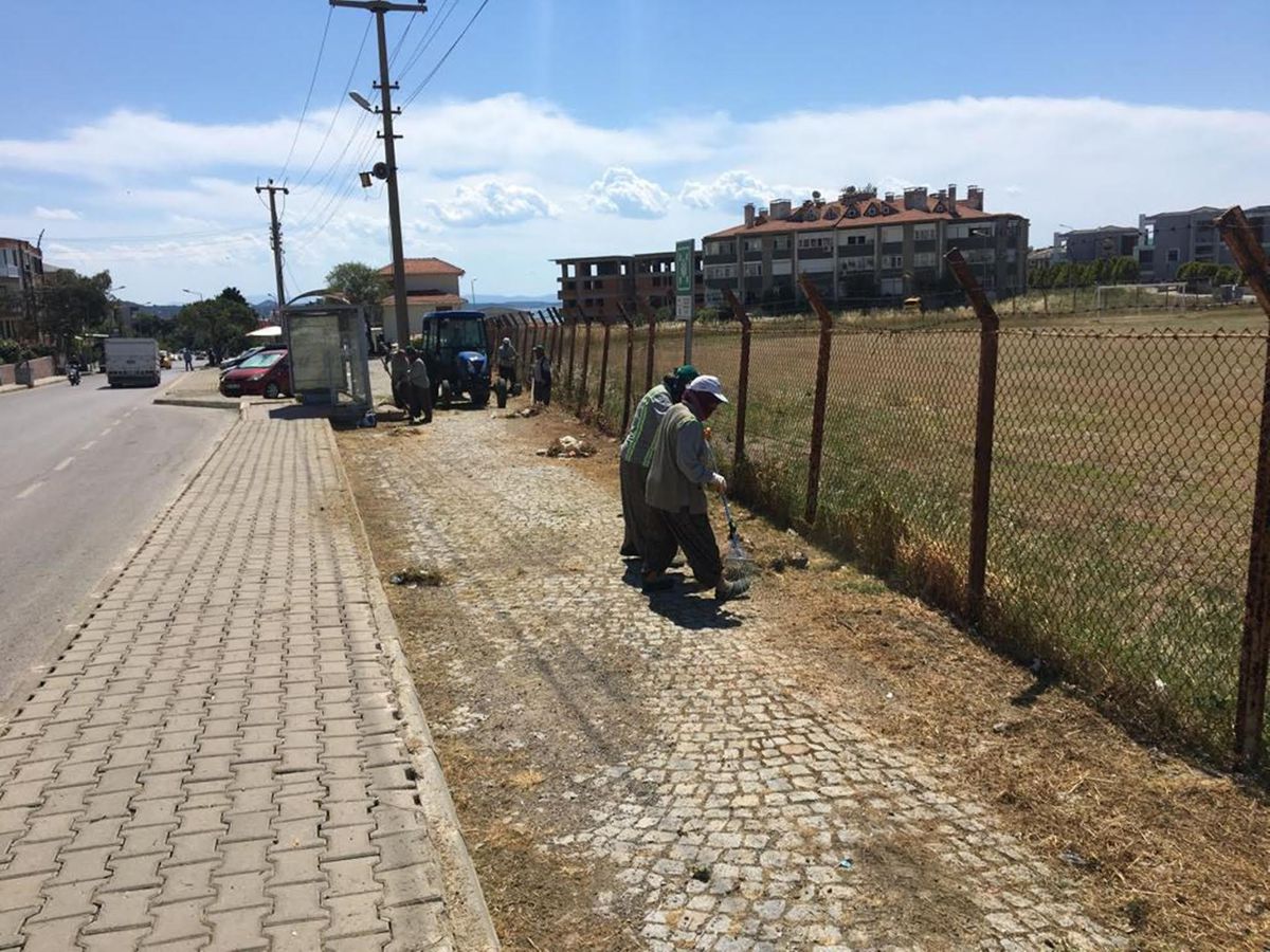 Ayvalık Belediyesi Park Bahçeler Müdürlüğü ekipleri, yaz sezonu öncesi çalışmalarına aralıksız devam ediyor