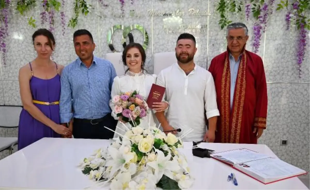 Rus ve Ukraynalı çift, ülkelerindeki savaş nedeniyle Antalya'da evlendi