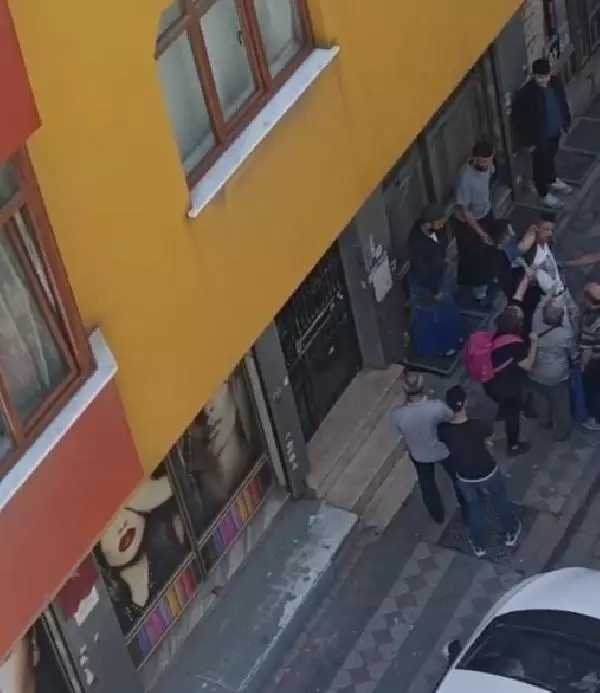 Sokak ortasında eşi tarafından dövülen kadını, pazarcı esnafı kurtardı Sokak ortasında eşi tarafından dövülen kadını, pazarcı esnafı kurtardı