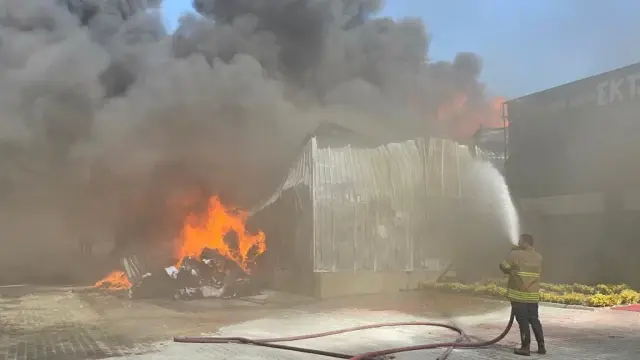 Uşak'ta tekstil fabrikasında yangın çıktı Uşak'ta tekstil fabrikasında yangın çıktı